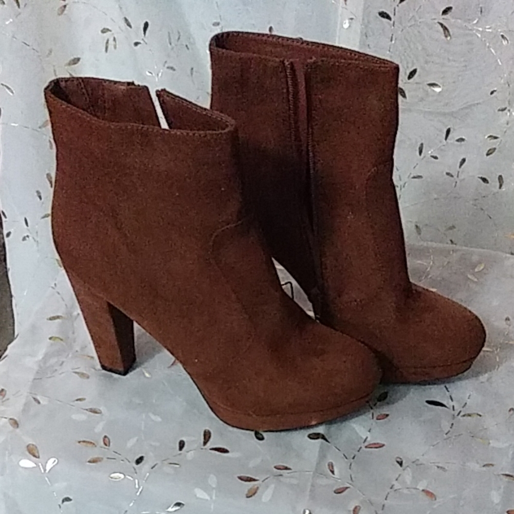 Mossimo tan suede boots